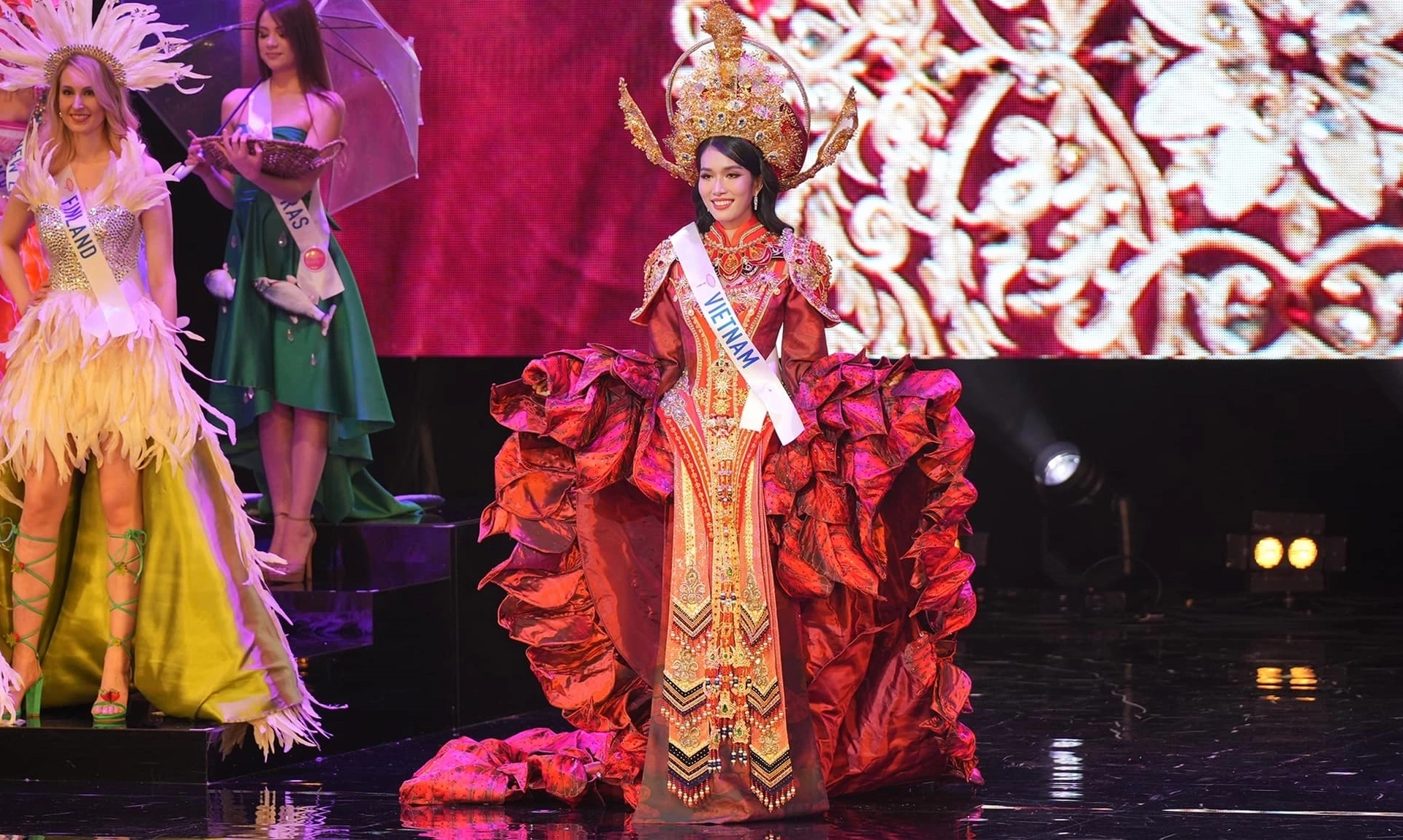 Phương Anh trình diễn trang phục dân tộc ở chung kết Miss International rực rỡ