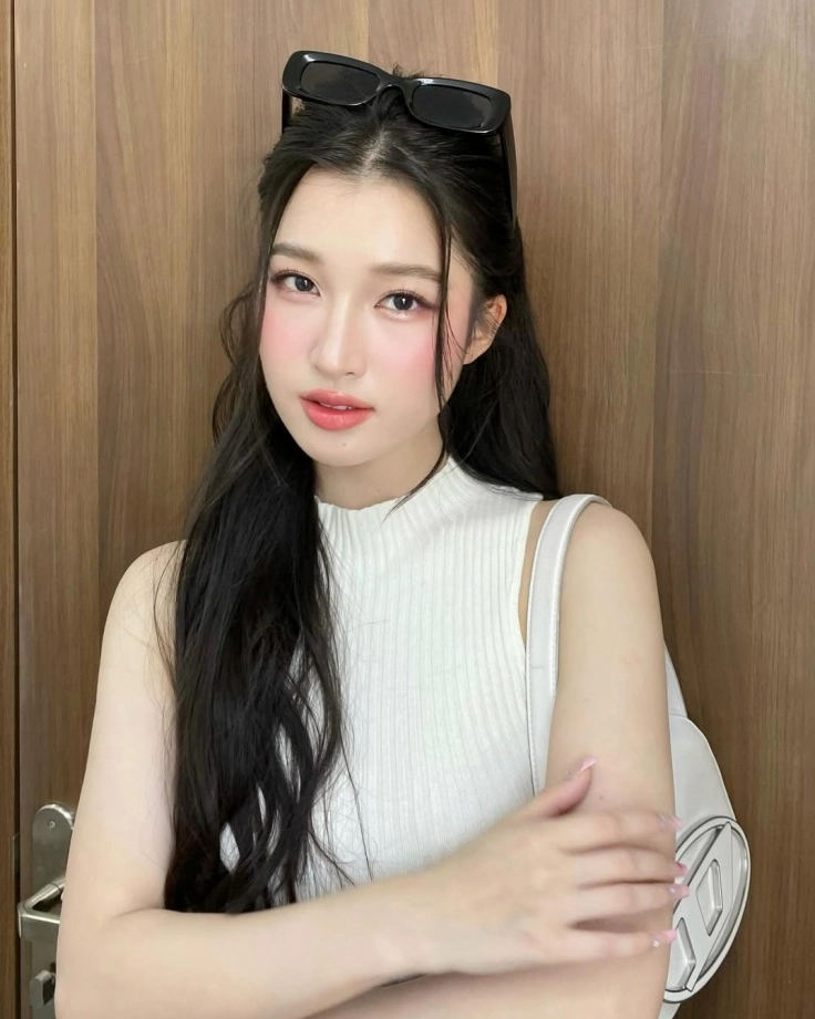 Phương Nhi khoe nhan sắc trong veo