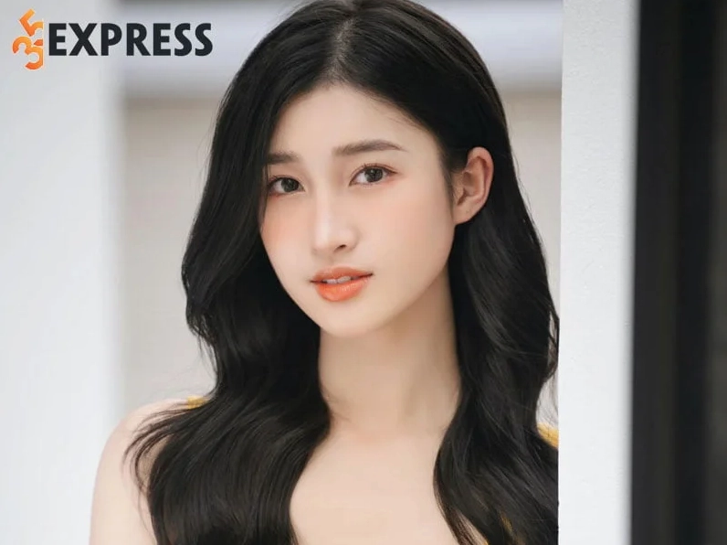 Phương Nhi rạng rỡ vẫy tay chào người hâm mộ