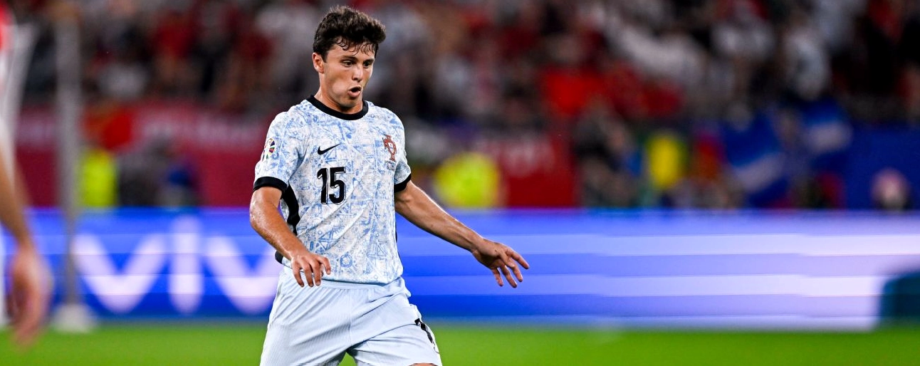 PSG chính thức ký hợp đồng với tiền vệ tuổi teen João Neves từ Benfica