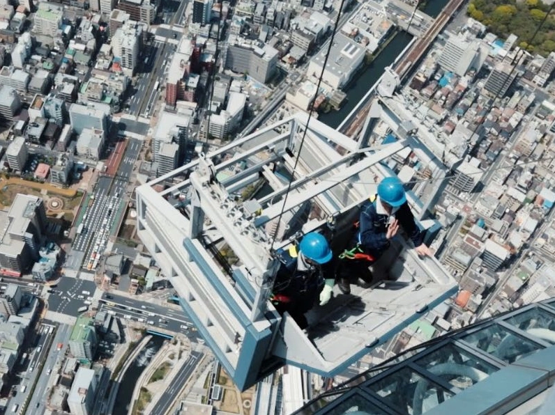 Quá trình vệ sinh kính đầy nguy hiểm tại Tokyo Skytree