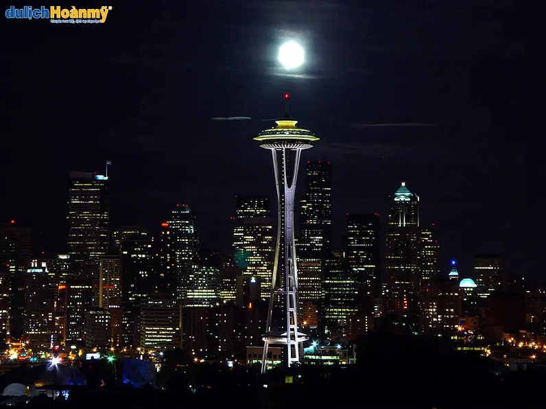 Quá trình xây dựng tháp Space Needle chìm trong sương mù