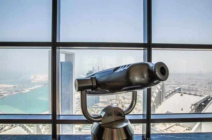 Quang cảnh đài quan sát tháp Etihad chìm trong ánh sương mờ ảo