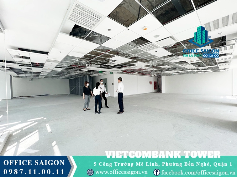 Quang cảnh khách hàng đang xem mặt bằng văn phòng tại tòa nhà