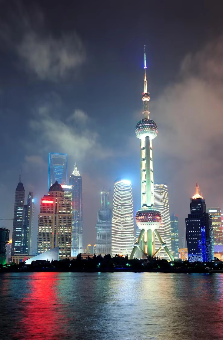 Quang cảnh thành phố ban đêm bên dòng sông