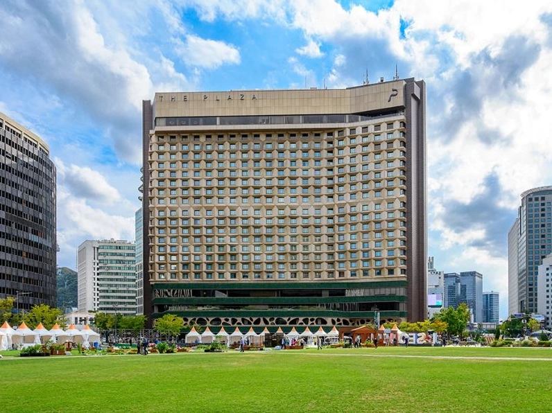 Quang cảnh tháp Namsan nhìn từ xa trong một ngày đầy sương