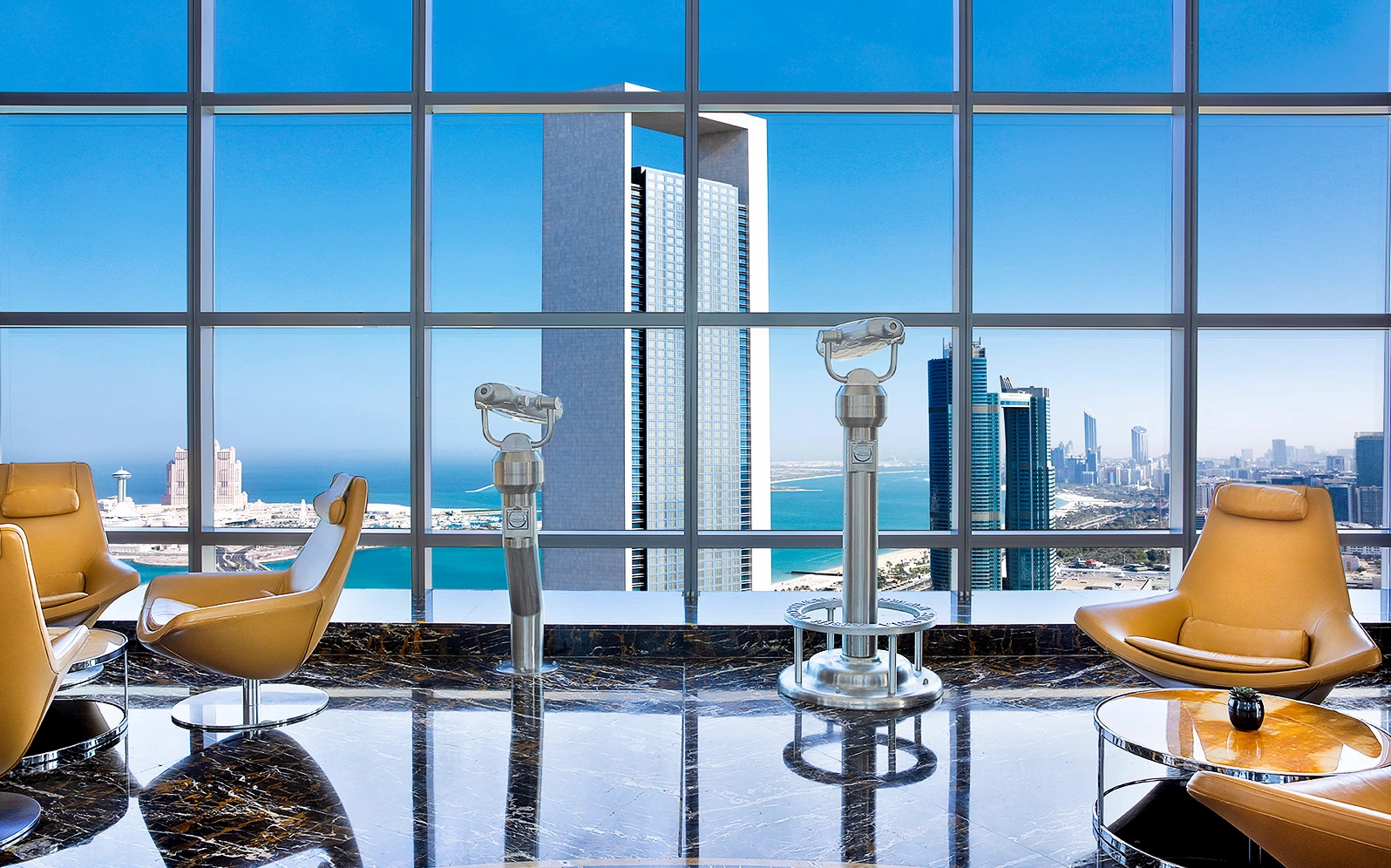 Quang cảnh từ đài quan sát với những ống nhòm