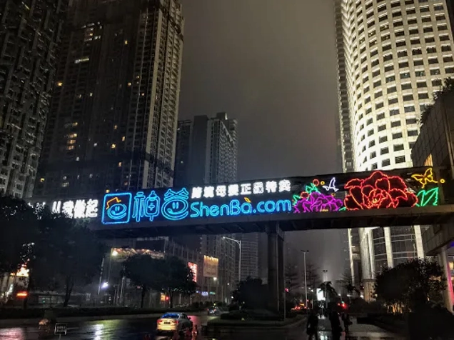 Quảng trường G.T. Land chìm trong bóng tối