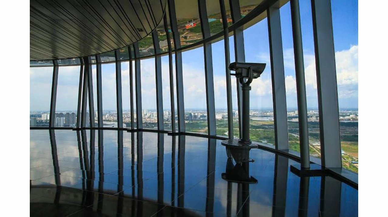 Rất đông du khách đến tham quan và chiêm ngưỡng vẻ đẹp bên trong tòa tháp