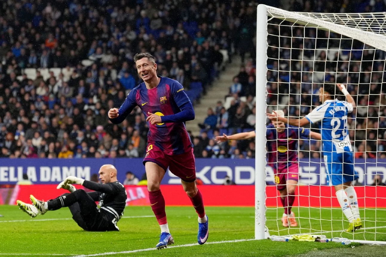 Robert Lewandowski ăn mừng đầy cảm xúc sau khi xé lưới Espanyol