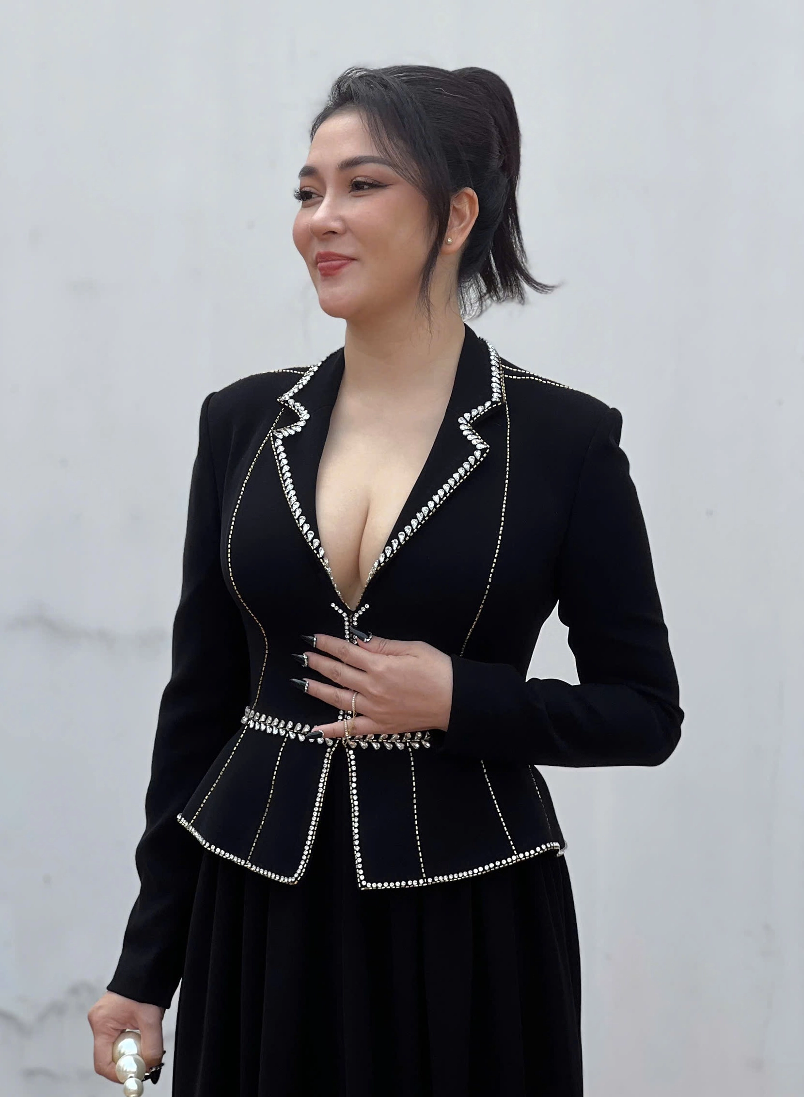 Sắc vóc tuổi 40 của Hoa hậu Nguyễn Thị Huyền qua camera thường