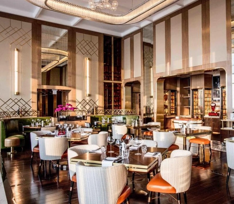 Sự cô độc của không gian rộng lớn khi vắng bóng người