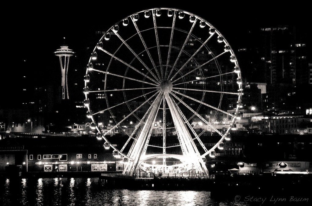 Sự đối lập giữa vòng quay khổng lồ và tháp nhọn