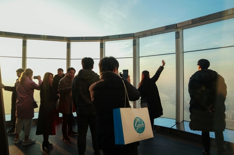 Sự đối lập thú vị giữa kiến trúc hiện đại của Lotte World Tower và cảnh quan thiên nhiên bao quanh