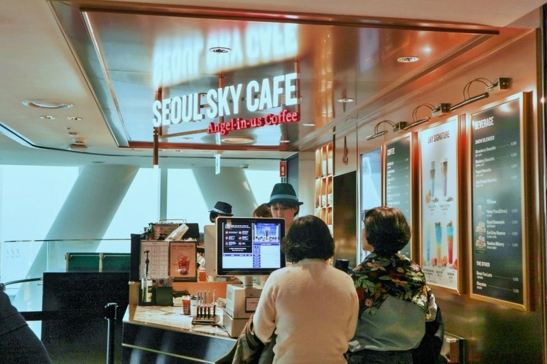 Sự hùng vĩ của Lotte World Tower nổi bật trên nền trời xanh thẳm