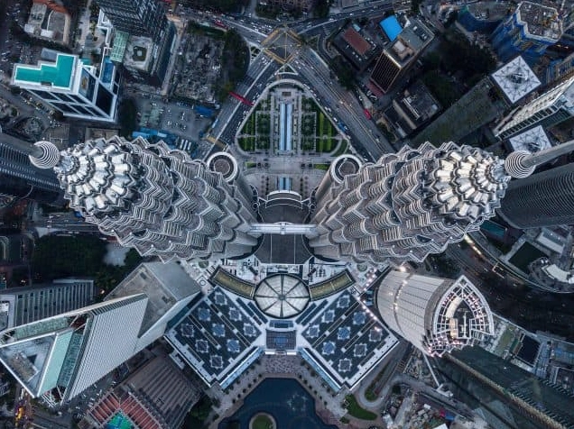 Sự kết hợp hài hòa giữa kiến trúc hiện đại của tháp và thiên nhiên xung quanh