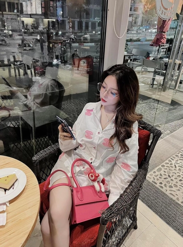 Sự kết hợp hài hòa giữa yếu tố gợi cảm và tinh tế tạo nên một tác phẩm nghệ thuật
