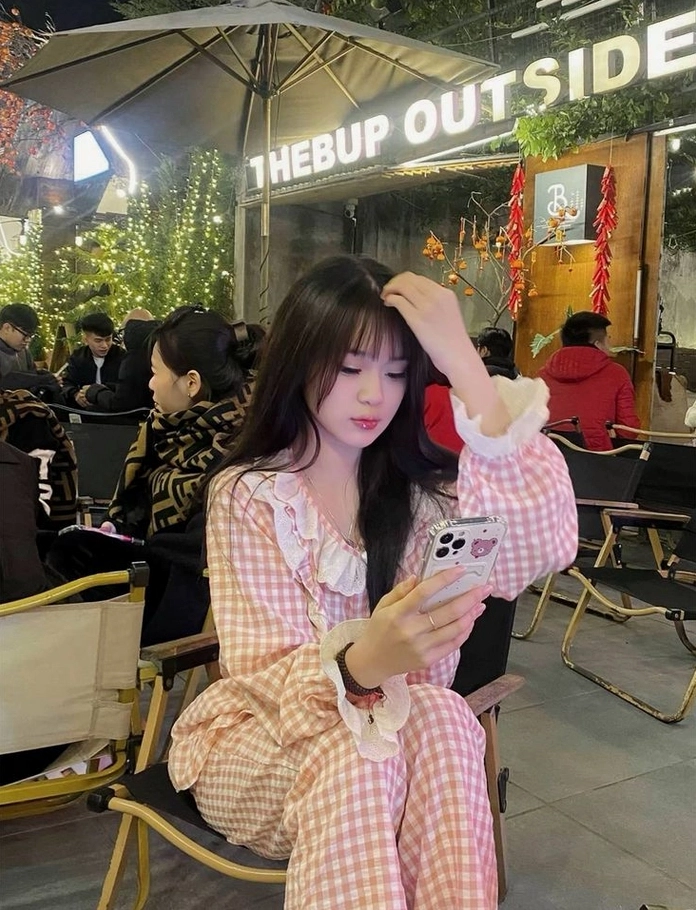 Sự kết hợp hoàn hảo giữa nét nhẹ nhàng mong manh và sự cuốn hút mãnh liệt trong từng khung hình