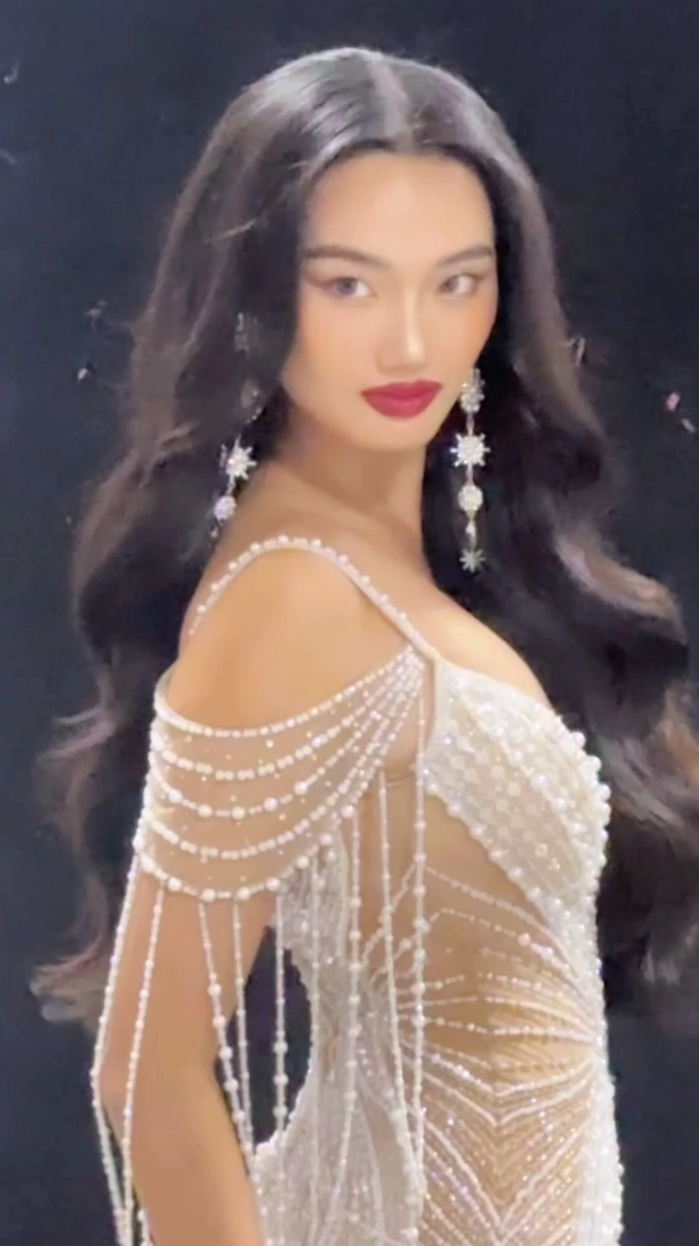 Sự kết hợp tuyệt vời của gái xinh eo thon dáng chuẩn đầy cuốn hút