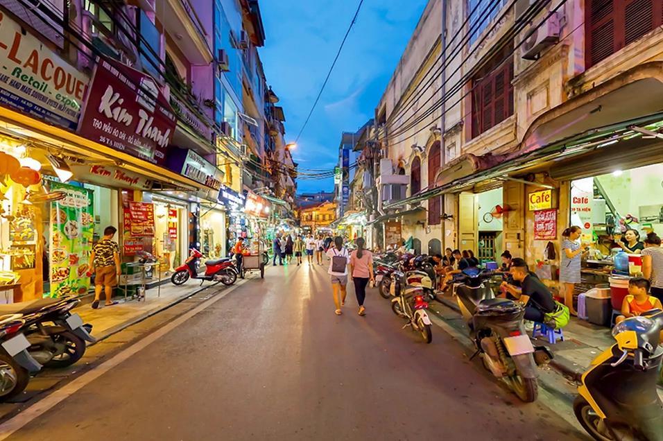 Sự nhộn nhịp rực rỡ dưới ánh đèn đêm