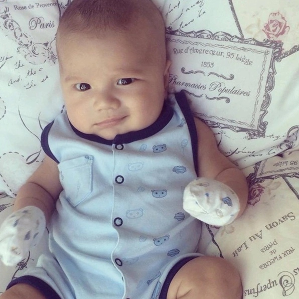 Sự quan tâm tỉ mỉ của hai vợ chồng dành cho con trai