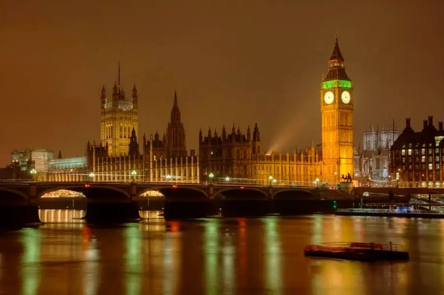 Sự quyến rũ chết người thu hút mọi ánh nhìn