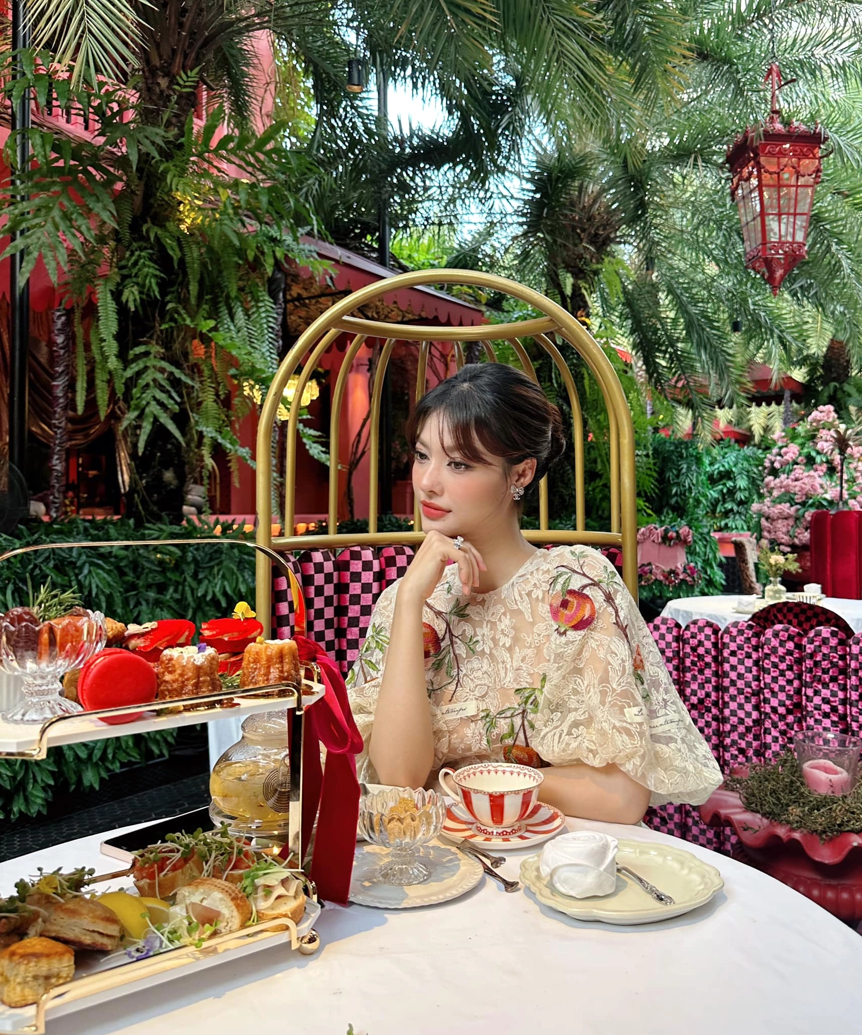 Sự rạng rỡ toát lên từ thần thái và nụ cười