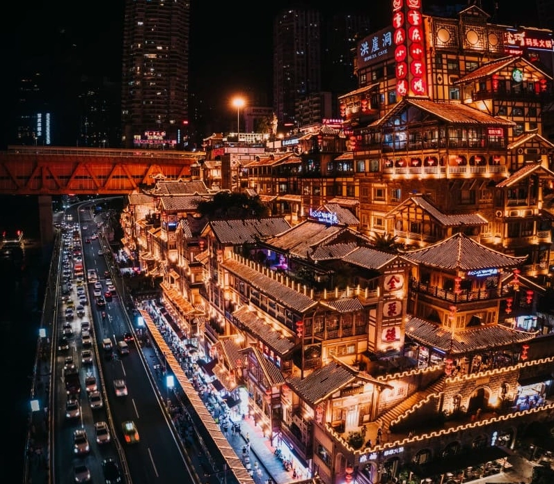 Sự rực rỡ của những dải đèn neon quấn quanh thân tháp