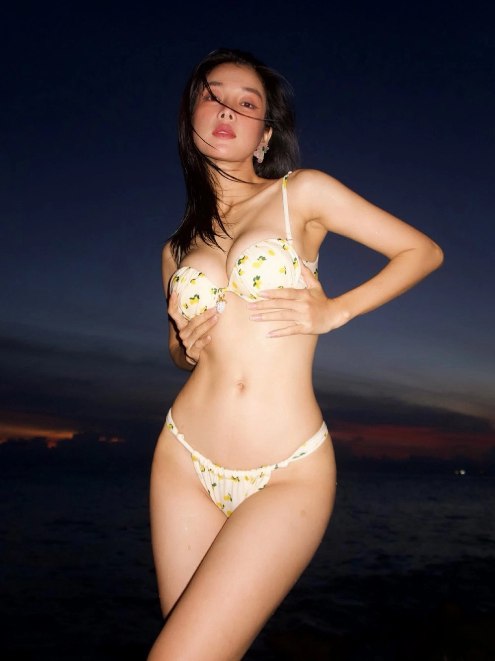 Sự táo bạo với những đường cắt xẻ tinh tế trên trang phục