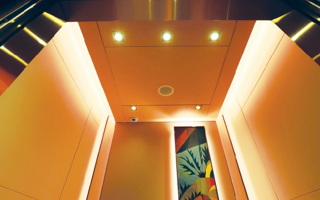 Sự tĩnh lặng lạ thường của công trình trong đêm