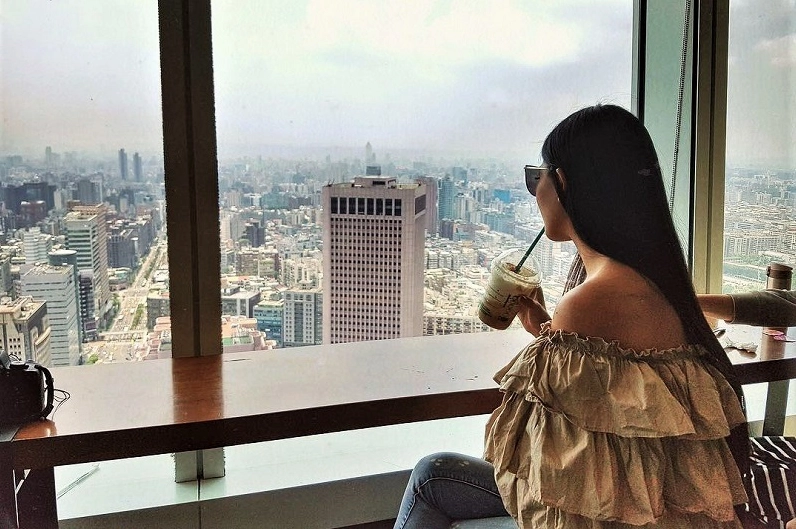 Sự tương phản ấn tượng giữa bầu trời đêm tĩnh lặng và ánh đèn rực rỡ của Taipei 101