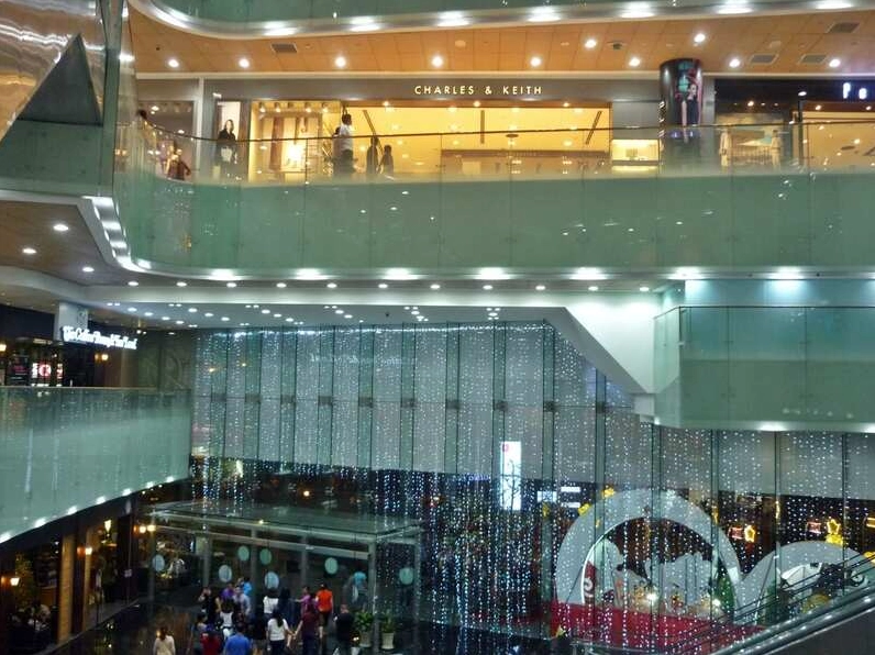 Sự tương phản ánh sáng tuyệt đẹp của bitexco sài gòn ban đêm