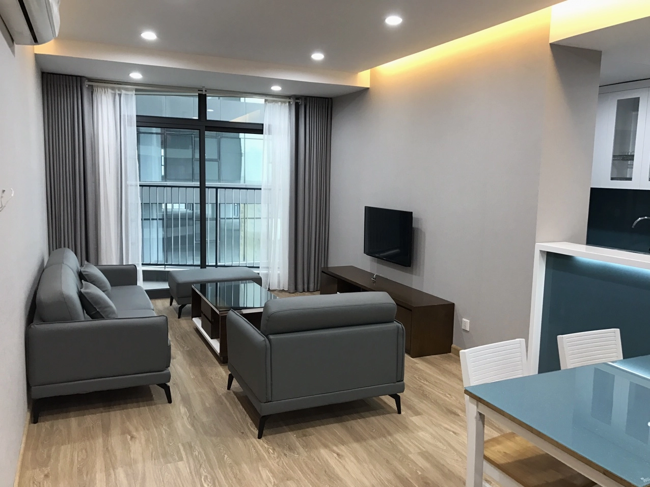 Sự tương phản giữa ánh đèn vàng và màn đêm đen tuyền