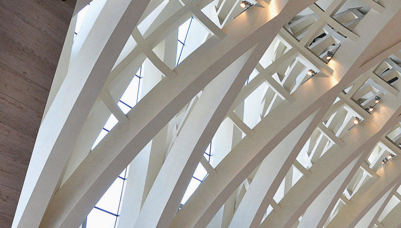 Sự tương phản giữa ánh sáng và bóng tối trên thân tháp