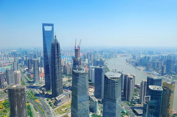 Sự tương phản giữa các tòa cao ốc đô thị trong ánh sáng mờ ảo