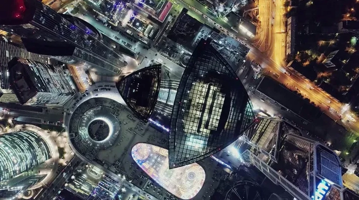 Sự tương phản giữa khối nhà vuông vức và tháp nhọn