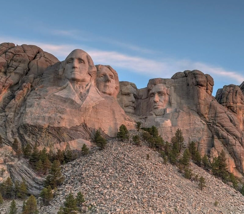 Tác phẩm điêu khắc khổng lồ trên vách núi đá sừng sững tạc hình các vĩ nhân