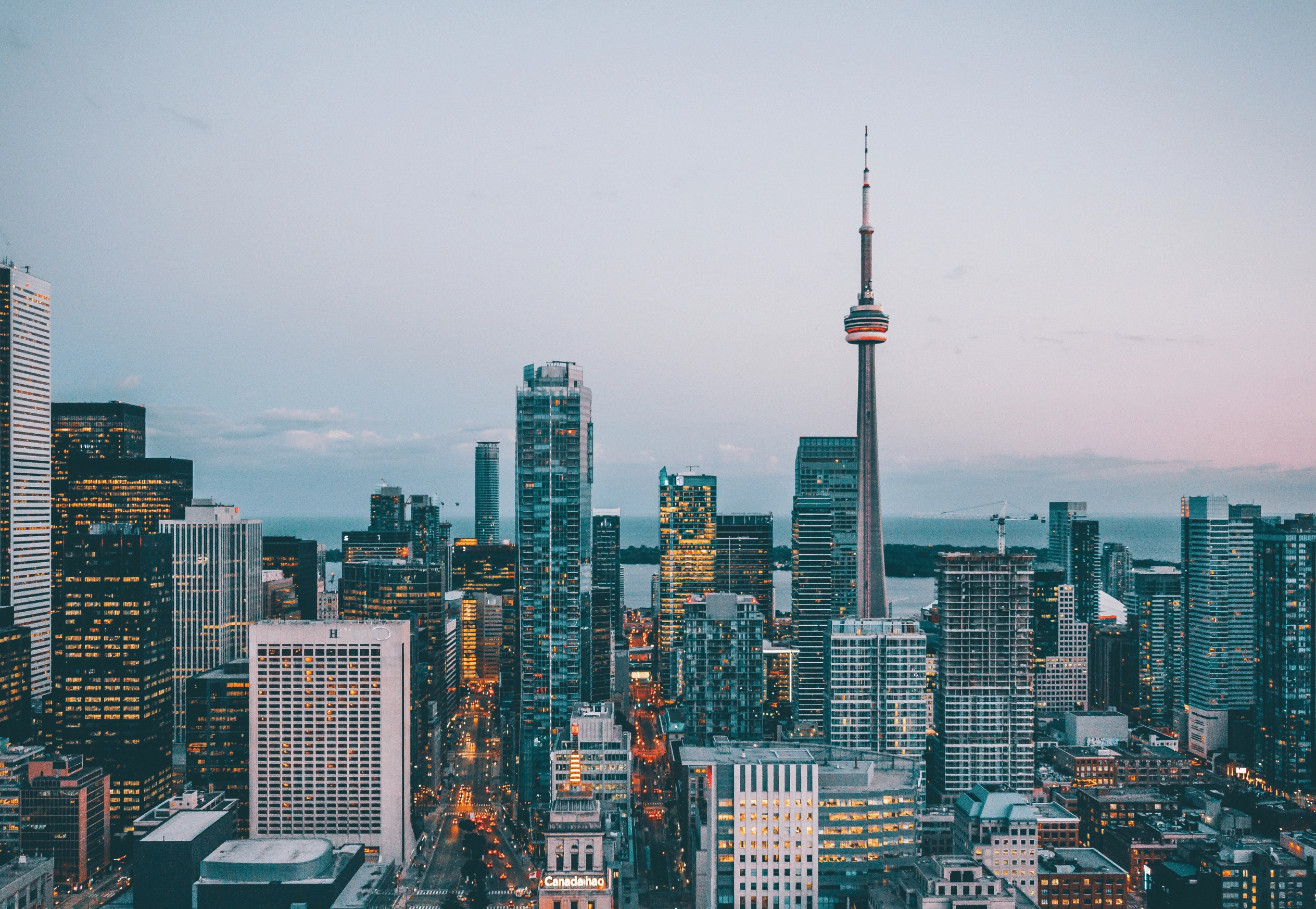 Tầm nhìn bao quát ấn tượng từ đỉnh tháp biểu tượng CN Tower