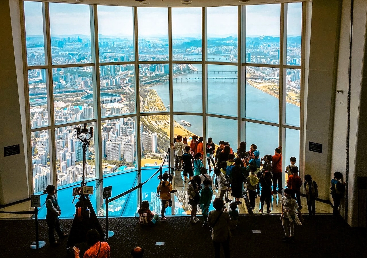 Tầm nhìn choáng ngợp từ đài quan sát Seoul Sky bên trong Lotte World Tower