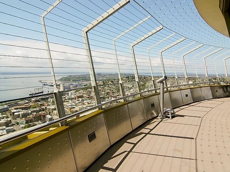Tầm nhìn qua lớp sàn kính rùng rợn của Space Needle