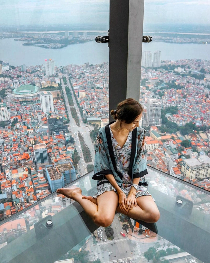 Tầm nhìn xuyên thấu ra không gian bên ngoài đầy mờ ảo