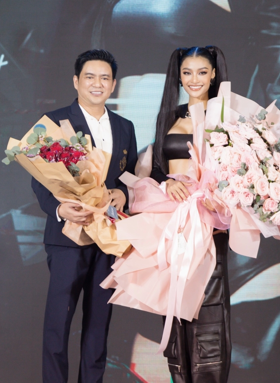 Thần thái biểu diễn đỉnh cao trên sân khấu ca nhạc