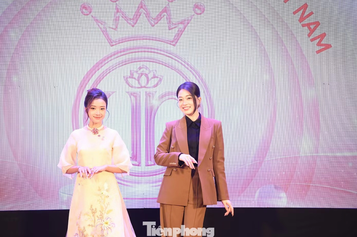 Thần thái sải bước tự tin đầy chuyên nghiệp trên sàn diễn thời trang