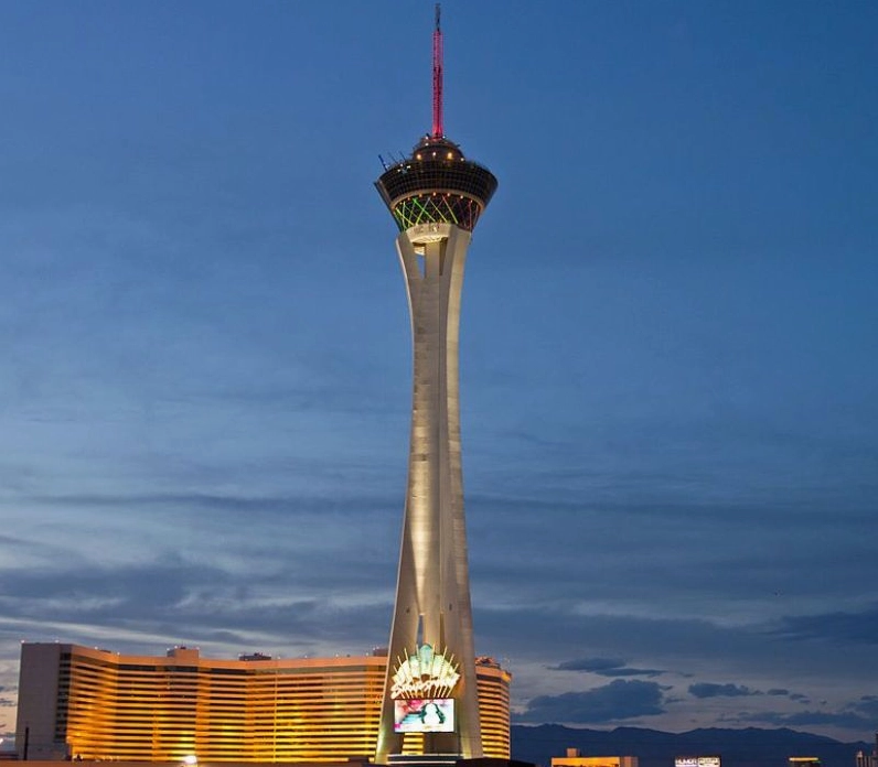 Thành phố Las Vegas bừng sáng trong đêm với hàng vạn ánh đèn lấp lánh