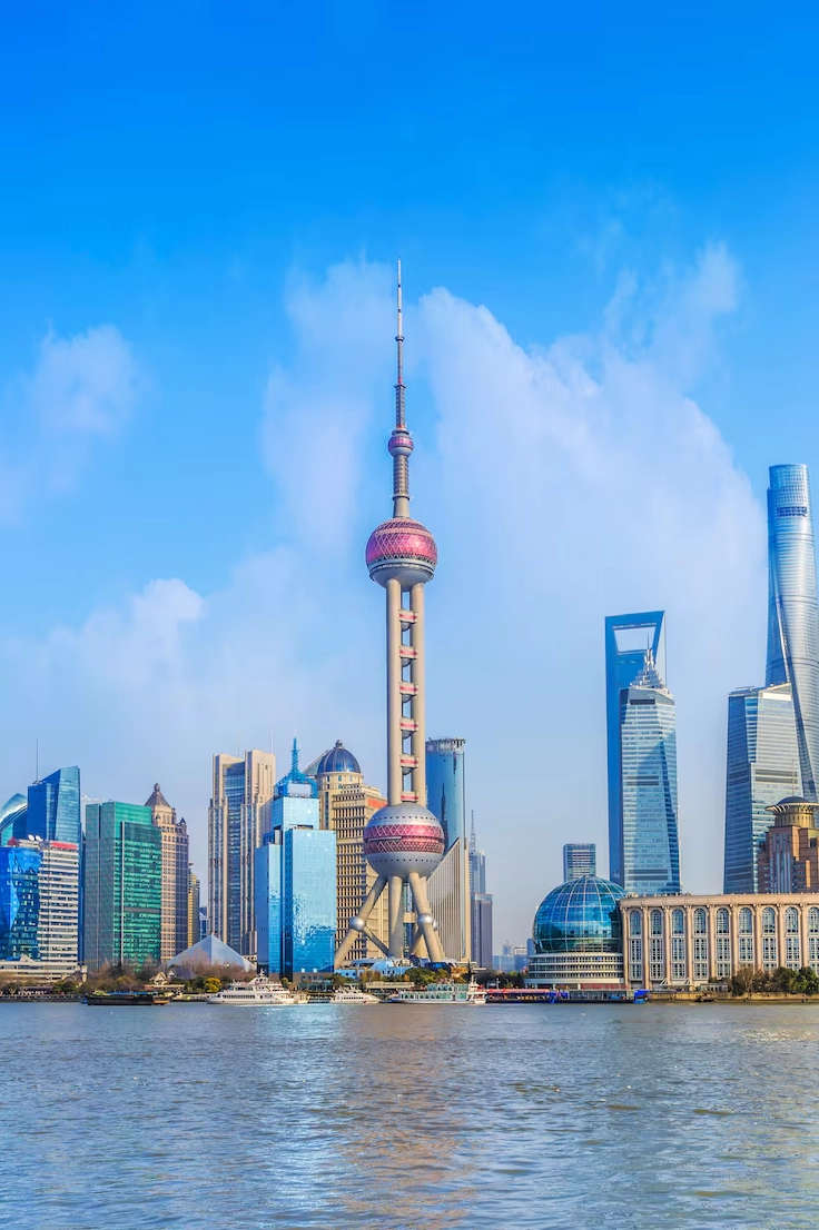 Tháp cao vút đâm toạc bầu trời