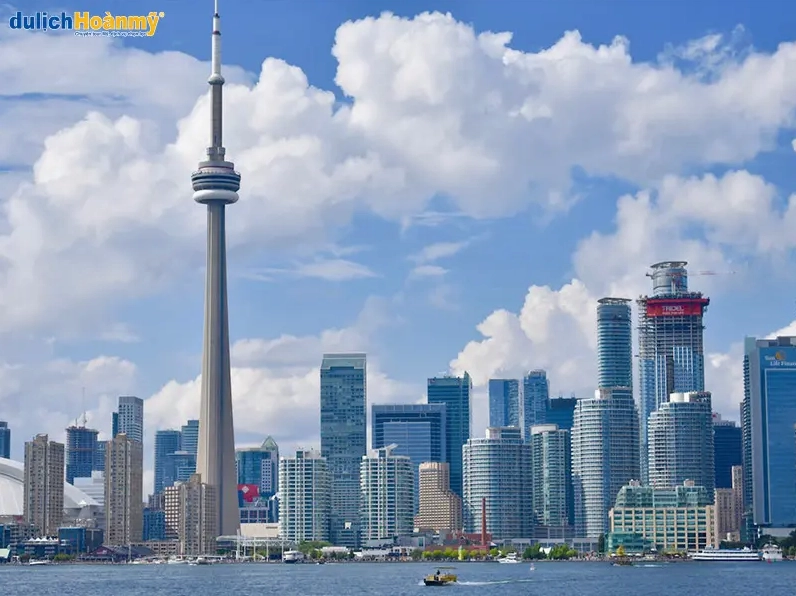 Tháp CN Tower biểu tượng vượt thời gian của thành phố Toronto