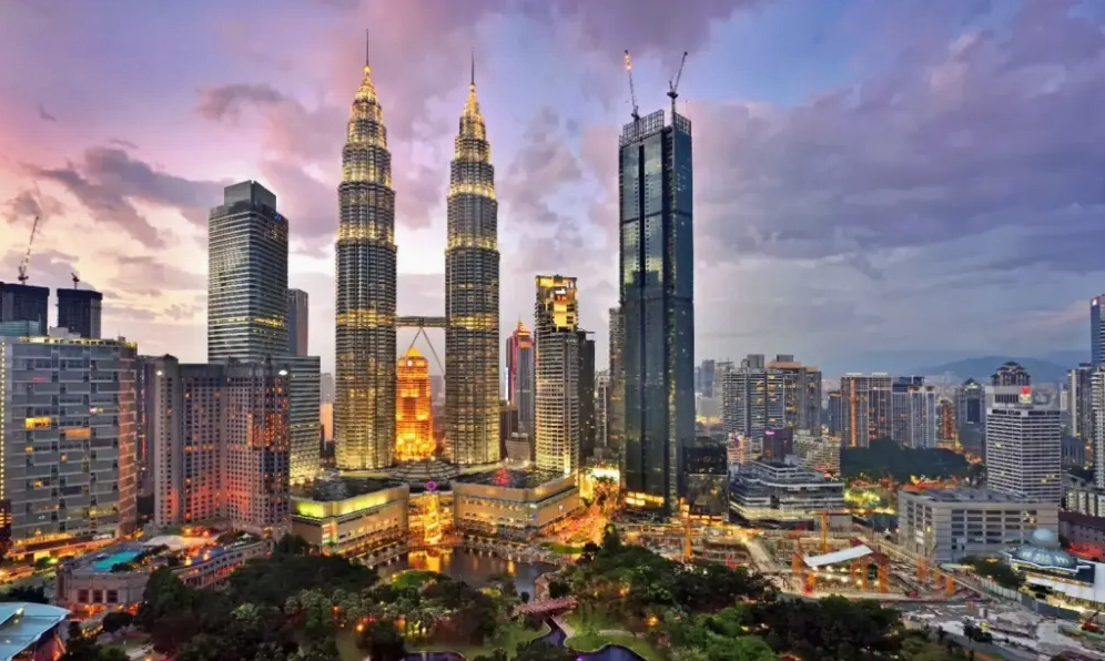 Tháp đôi mờ ảo trong sương