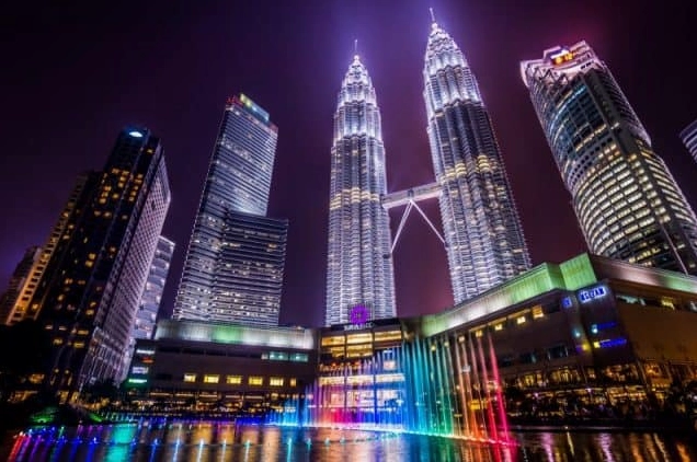 Tháp đôi Petronas lộng lẫy và uy nghi tỏa sáng giữa trời đêm Kuala Lumpur