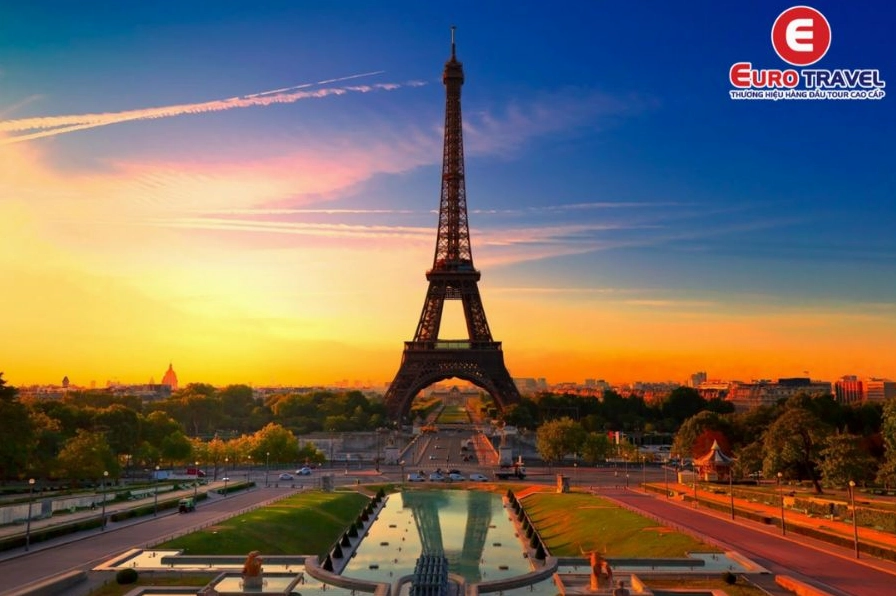 Tháp Eiffel ẩn hiện trong bóng tối tạo nên vẻ đẹp ma mị