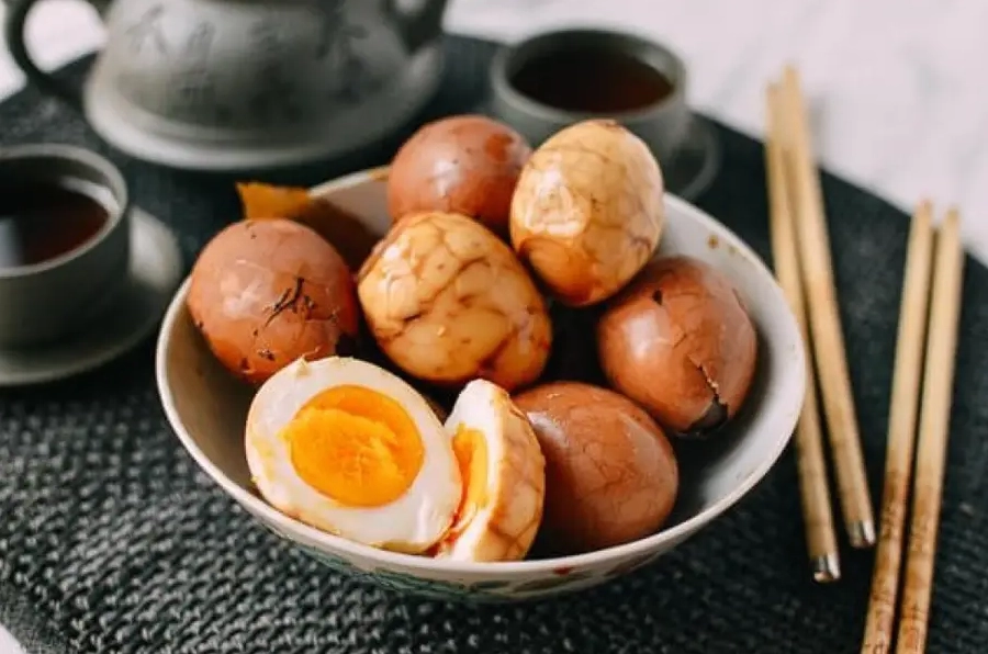 Tháp Kim Mậu nhìn từ dưới lên đầy uy lực
